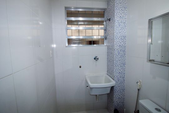 Banheiro e Tanque de apartamento à venda com 1 quarto, 60m² em Cordovil, Rio de Janeiro