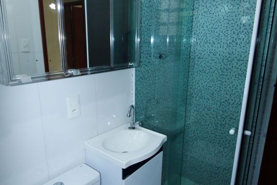 Banheiro  de apartamento à venda com 1 quarto, 60m² em Cordovil, Rio de Janeiro