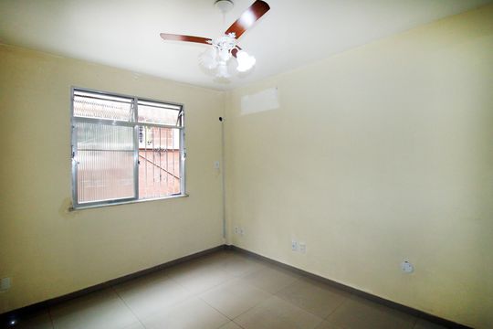Sala de apartamento à venda com 1 quarto, 60m² em Cordovil, Rio de Janeiro