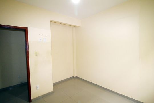 Quarto de apartamento à venda com 1 quarto, 60m² em Cordovil, Rio de Janeiro