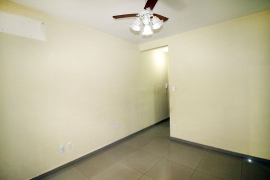 Sala de apartamento à venda com 1 quarto, 60m² em Cordovil, Rio de Janeiro