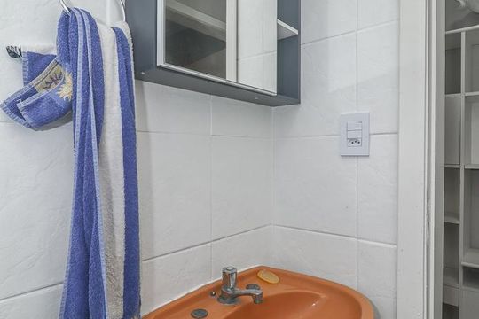Banheiro de apartamento à venda com 1 quarto, 45m² em Bela Vista, Porto Alegre