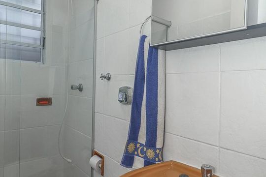 Banheiro de apartamento à venda com 1 quarto, 45m² em Bela Vista, Porto Alegre