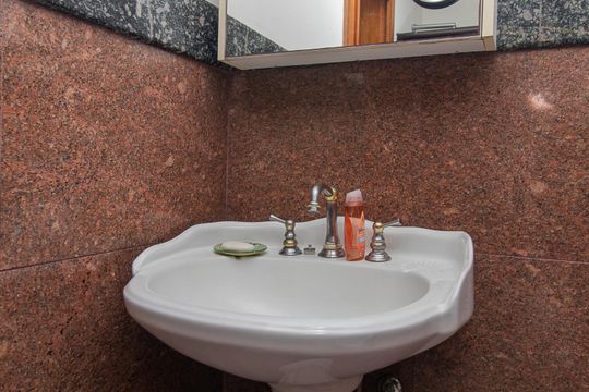Banheiro de casa de condomínio à venda com 3 quartos, 180m² em Ipanema, Porto Alegre
