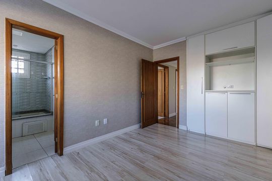 Suíte  de apartamento à venda com 3 quartos, 137m² em Boa Vista, Porto Alegre