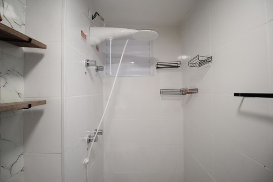 Banheiro de apartamento à venda com 2 quartos, 45m² em Humaitá, Porto Alegre