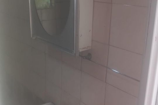 Banheiro de kitnet/studio para alugar com 1 quarto, 26m² em Morro Santana, Porto Alegre