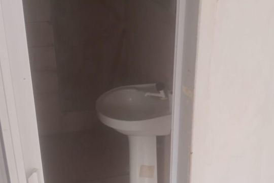 Banheiro de kitnet/studio para alugar com 1 quarto, 24m² em Morro Santana, Porto Alegre