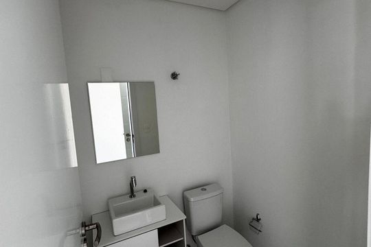 Banheiro de apartamento para alugar com 2 quartos, 70m² em Centro, Florianópolis