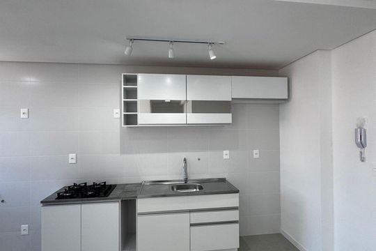Cozinha de apartamento para alugar com 2 quartos, 70m² em Centro, Florianópolis