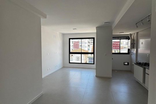 Sala de apartamento para alugar com 2 quartos, 70m² em Centro, Florianópolis