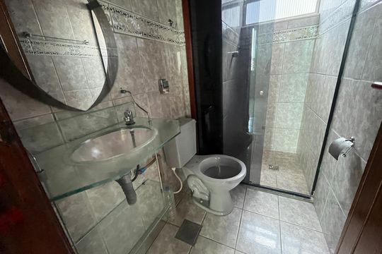 Banheiro de apartamento para alugar com 1 quarto, 40m² em Vila Leopoldina, Duque de Caxias