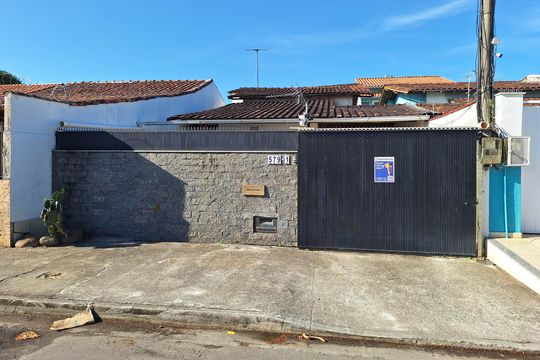 Fachada de casa à venda com 2 quartos, 194m² em Itaipu, Niterói