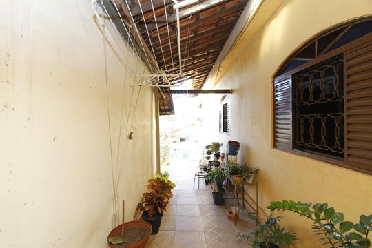 Casa à venda com 4 quartos, 530m² em Vila Ermelinda, Belo Horizonte