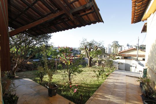 Casa à venda com 4 quartos, 530m² em Vila Ermelinda, Belo Horizonte