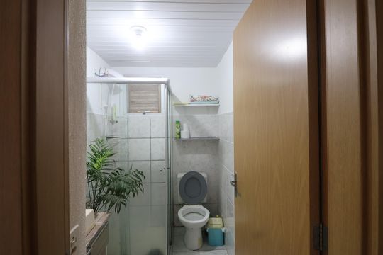 Banheiro  de apartamento à venda com 2 quartos, 50m² em Guajuviras, Canoas