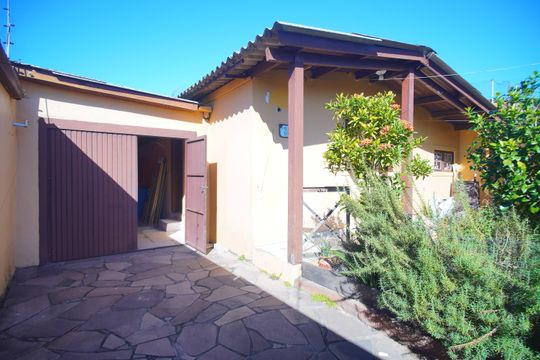 Área externa de casa à venda com 2 quartos, 170m² em Feitoria, São Leopoldo