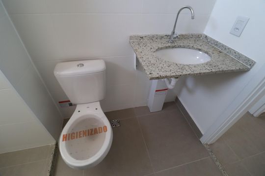Banheiro de apartamento para alugar com 1 quarto, 44m² em Granja Marileusa, Uberlândia