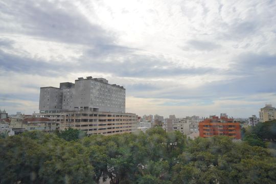 Vista da Rua de kitnet/studio à venda com 1 quarto, 20m² em Moinhos de Vento, Porto Alegre