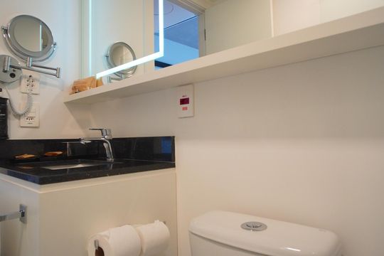 Banheiro de kitnet/studio à venda com 1 quarto, 20m² em Moinhos de Vento, Porto Alegre
