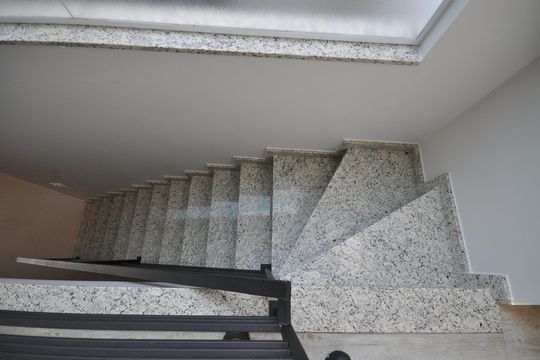 Escada de casa à venda com 3 quartos, 160m² em Vila Pedra Branca, São Paulo