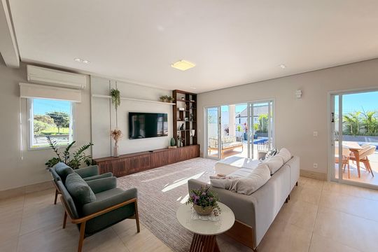 Sala de casa de condomínio à venda com 3 quartos, 340m² em Medeiros, Jundiaí