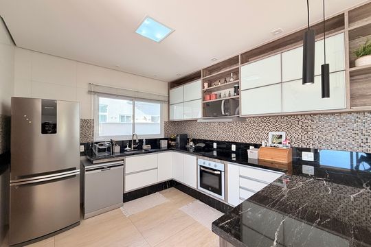 Cozinha de casa de condomínio à venda com 3 quartos, 340m² em Medeiros, Jundiaí