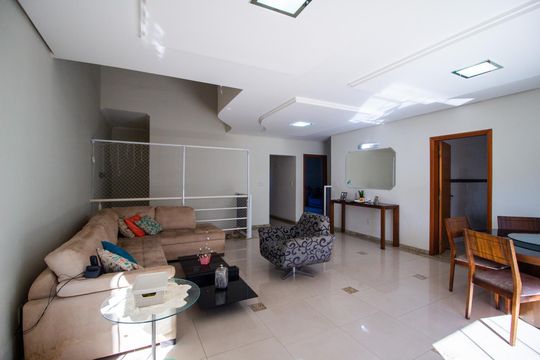 Casa de Condomínio para alugar com 3 quartos, 331m² em Jardim Vera Cruz, Sorocaba
