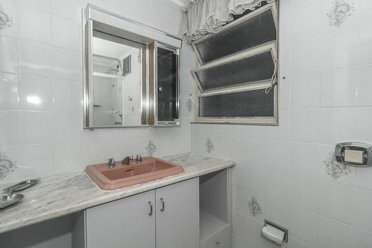 Banheiro de apartamento para alugar com 2 quartos, 110m² em Independência, Porto Alegre