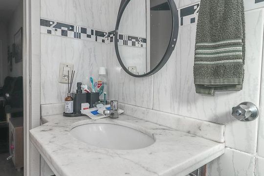 Banheiro de apartamento à venda com 1 quarto, 42m² em Santa Cecília, Porto Alegre