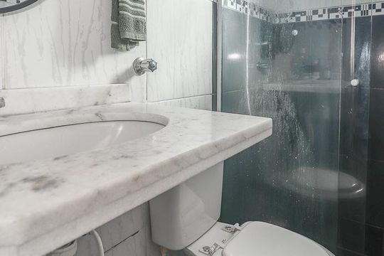 Banheiro de apartamento à venda com 1 quarto, 42m² em Santa Cecília, Porto Alegre