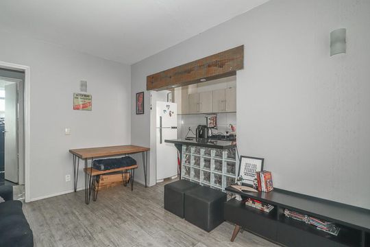 Sala de apartamento à venda com 1 quarto, 42m² em Santa Cecília, Porto Alegre