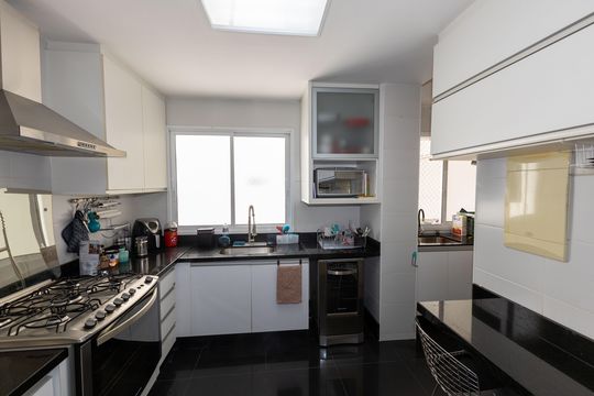Cozinha de apartamento à venda com 4 quartos, 130m² em Vila da Serra, Nova Lima