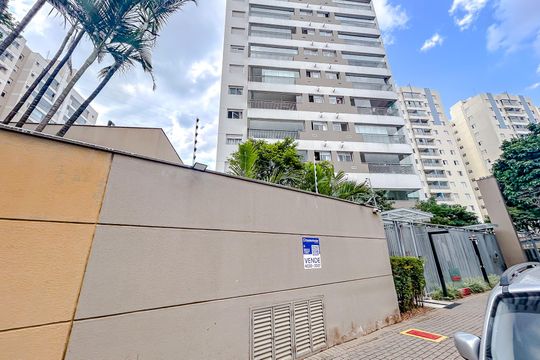 Fachada com Plaquinha de apartamento à venda com 2 quartos, 69m² em Chácara Seis de Outubro, São Paulo