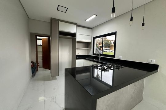 Cozinha de casa de condomínio à venda com 3 quartos, 250m² em Quintas do Ingaí, Barueri