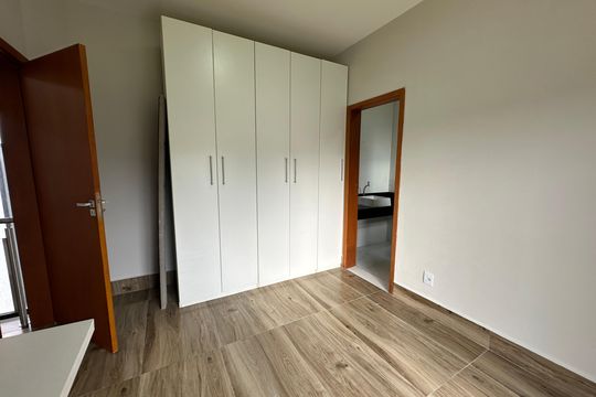 Suíte 3 de casa de condomínio à venda com 3 quartos, 250m² em Quintas do Ingaí, Barueri