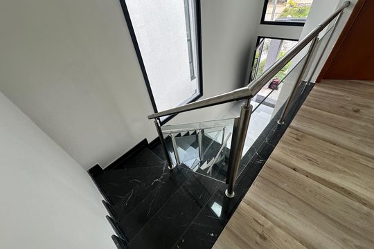 Escada de casa de condomínio à venda com 3 quartos, 250m² em Quintas do Ingaí, Barueri