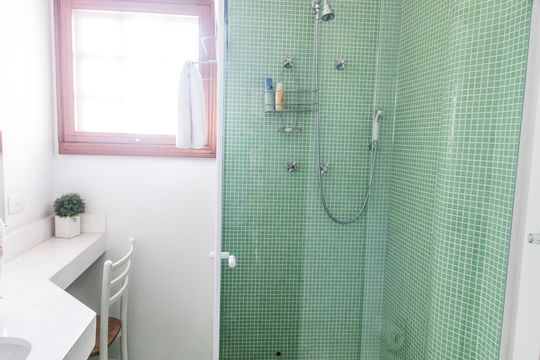 Banheiro da Suíte de casa de condomínio para alugar com 4 quartos, 700m² em Alphaville, Santana de Parnaíba
