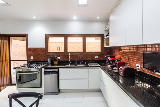 Cozinha de casa de condomínio para alugar com 4 quartos, 700m² em Alphaville, Santana de Parnaíba