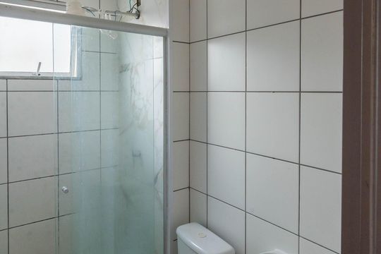 Banheiro de apartamento à venda com 2 quartos, 47m² em Vila Abaeté, Campinas