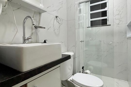 Banheiro social de apartamento para alugar com 1 quarto, 32m² em Copacabana, Rio de Janeiro