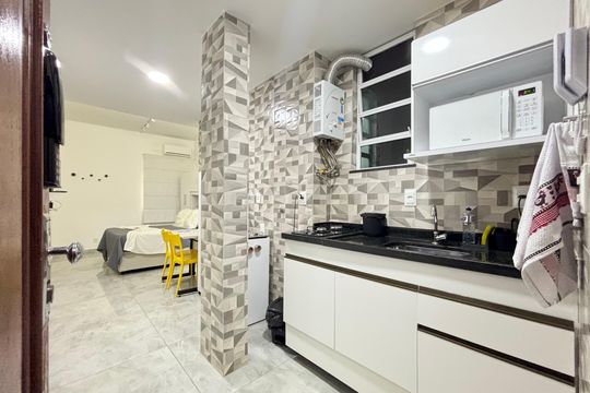 Cozinha de apartamento para alugar com 1 quarto, 32m² em Copacabana, Rio de Janeiro