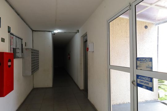Área comum - Saguão do prédio de apartamento para alugar com 2 quartos, 43m² em Jardins Recanto das Rosas, São Paulo