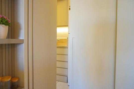 Detalhe da cozinha porta de acesso de apartamento à venda com 2 quartos, 69m² em Boa Vista, Porto Alegre