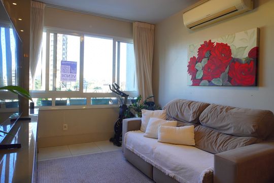 Sala e placa de apartamento à venda com 2 quartos, 69m² em Boa Vista, Porto Alegre
