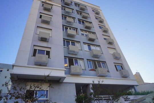 Fachada do bloco e placa de apartamento à venda com 2 quartos, 69m² em Boa Vista, Porto Alegre