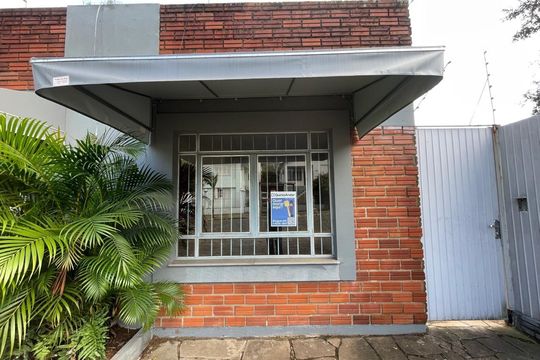 Fachada de casa à venda com 2 quartos, 149m² em Vila Nova, Novo Hamburgo