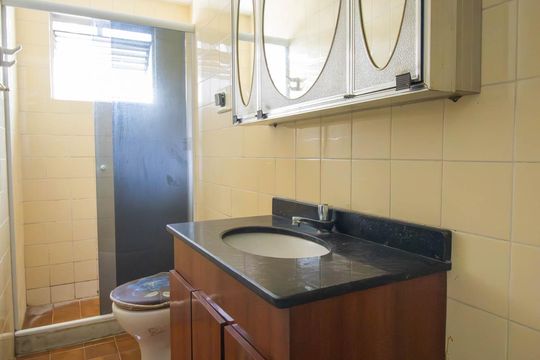 Banheiro de apartamento para alugar com 2 quartos, 45m² em Colubandê, São Gonçalo