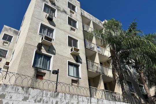 Fachada + placa de apartamento para alugar com 3 quartos, 55m² em Pavuna, Nilópolis