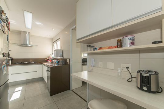 Cozinha de apartamento à venda com 3 quartos, 117m² em Santo Amaro, São Paulo